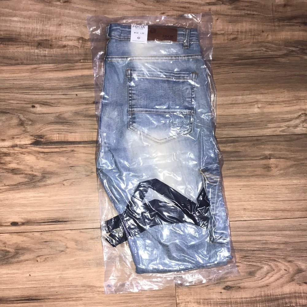 Focus light wash blue cargo denim jeans size 34x32 NWT